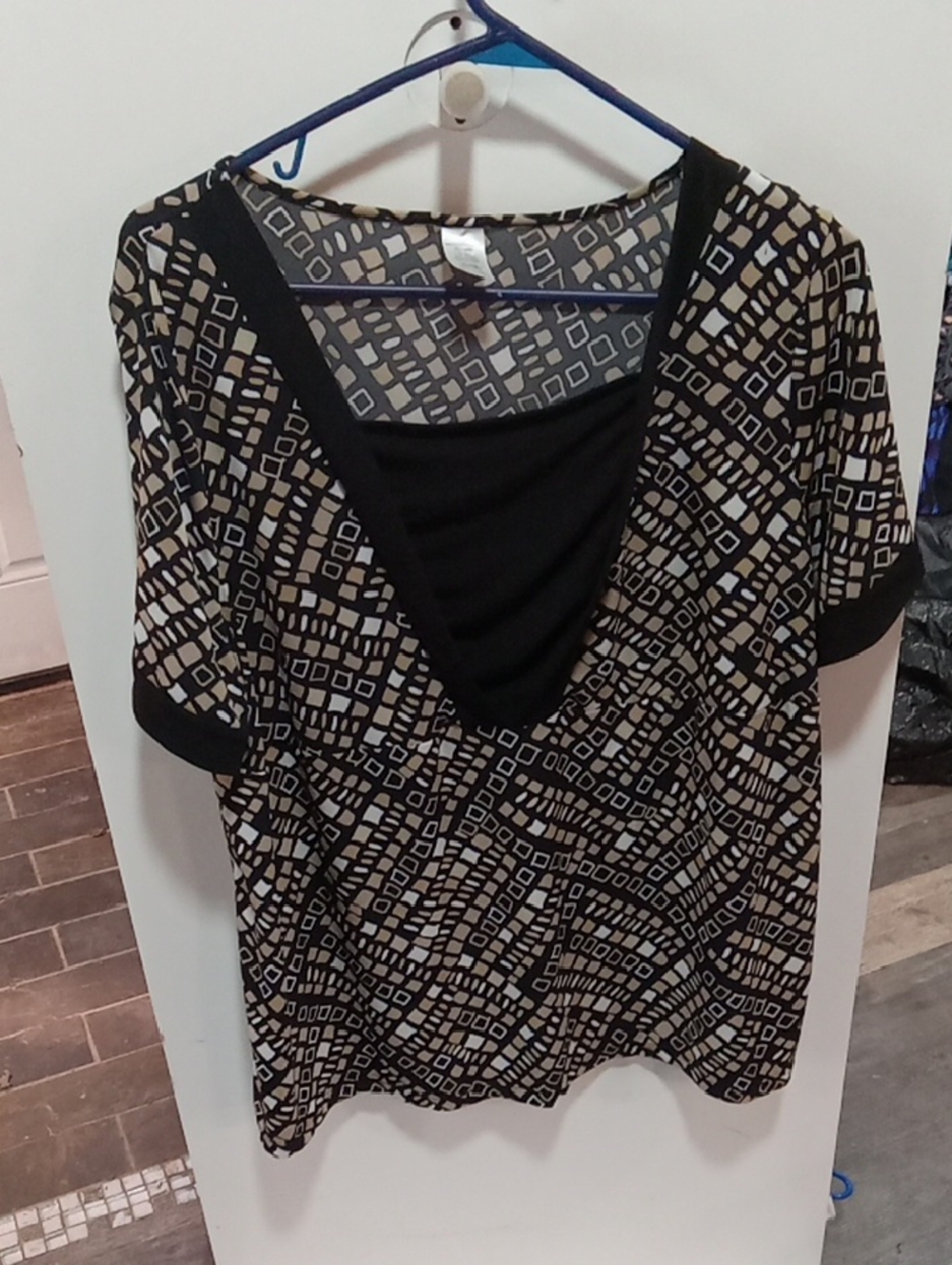 (235) Source Unknown Black and Beige Geometric Short Sleeve Top